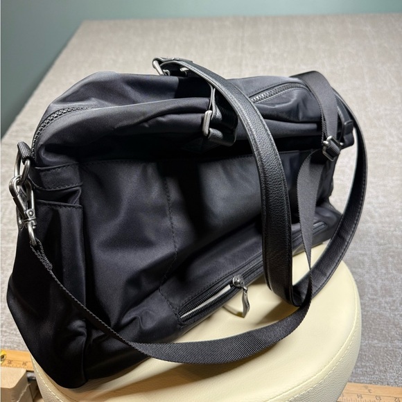 Baggallini Black Fifth Avenue Weekender Duffle Zipper Travel Bag - Picture 3 of 8